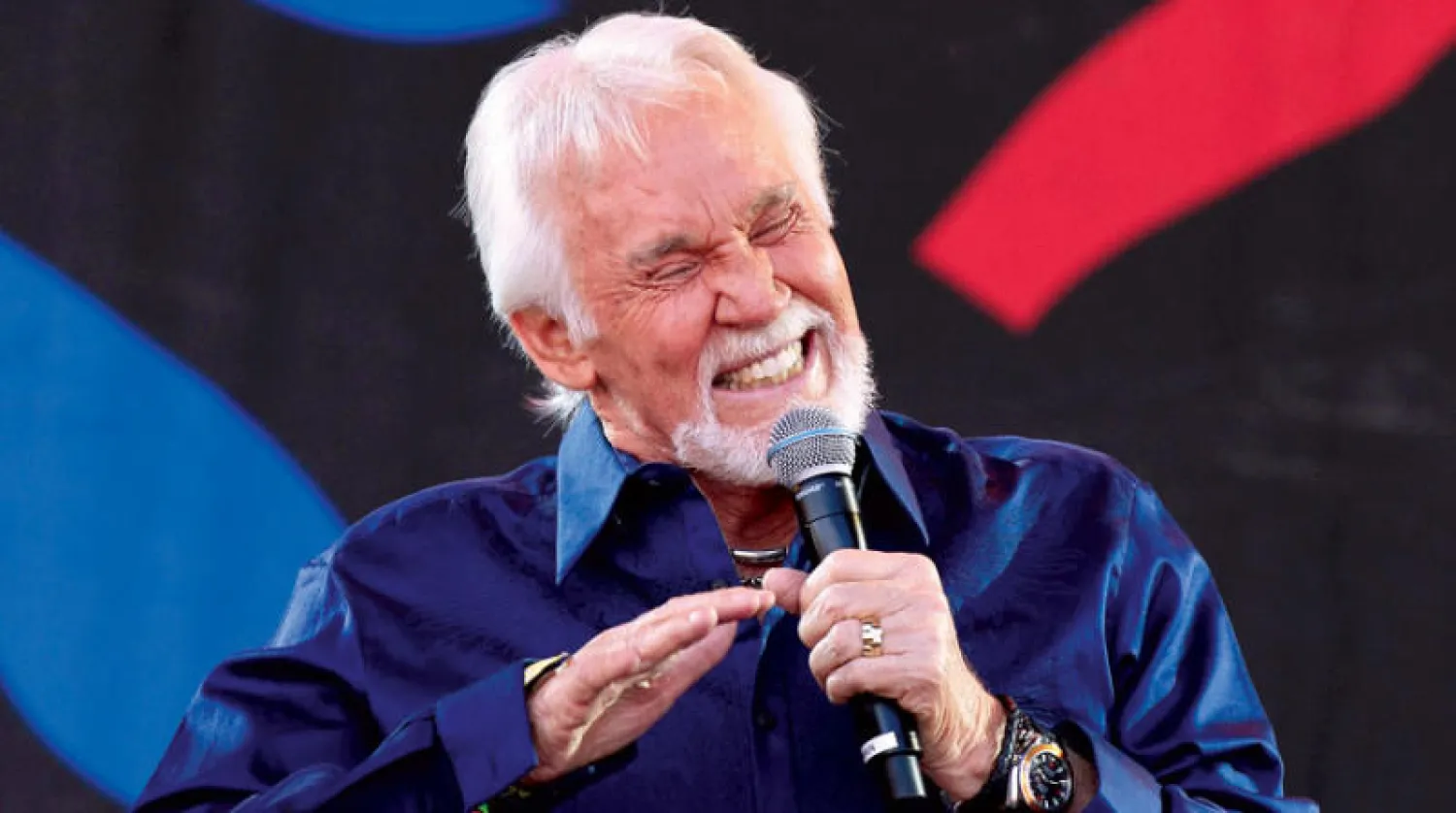 كيني روجرز في مهرجان غلاستنبري ببريطانيا عام 2013 (د.ب.أ)