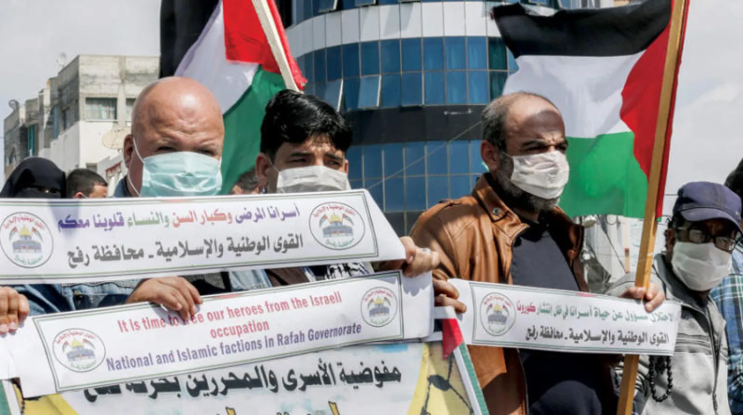 فلسطينيون يتضامنون مع الأسرى في السجون الإسرائيلية أمام مقر مفوضية الأمم المتحدة في رفح بقطاع غزة يوم الاثنين الماضي (أ.ف.ب)