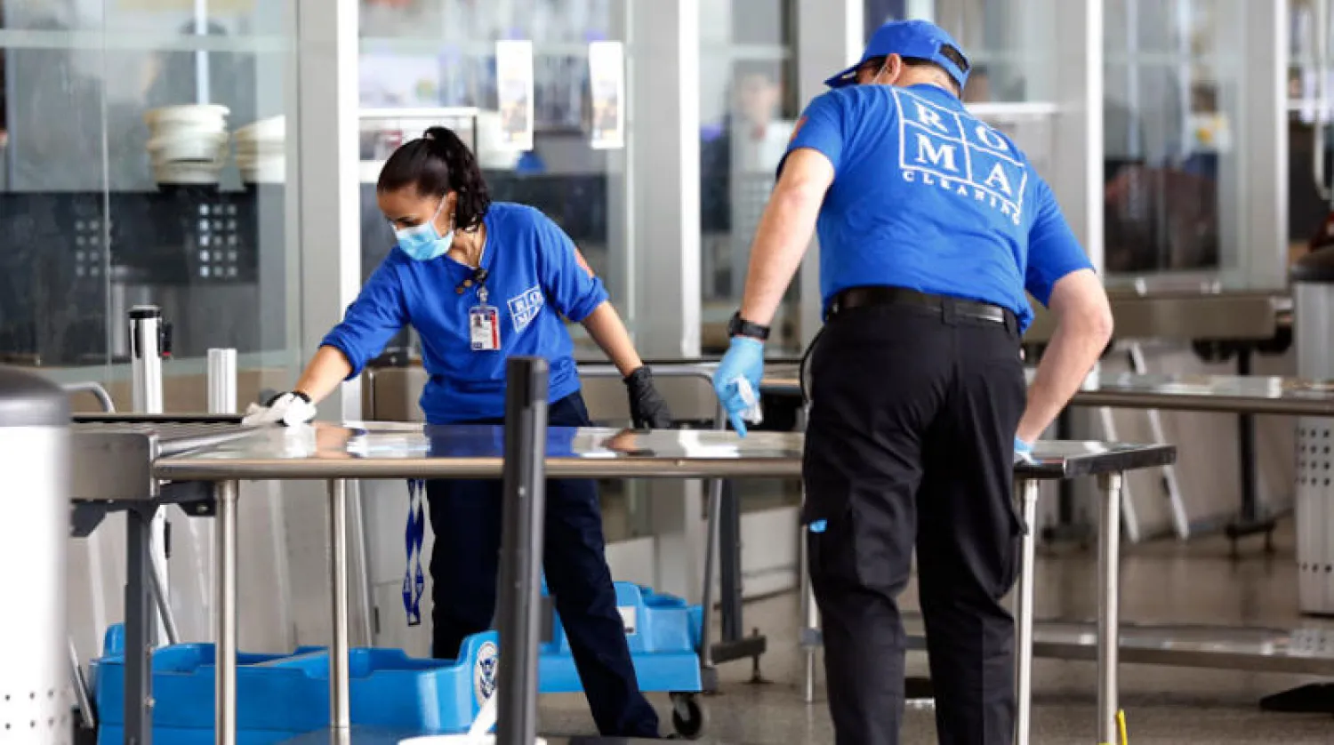 عمليات التنظيف والتعقيم في مطار جون إف كينيدي في نيويورك تضاعفت كثيراً (أ.ب)