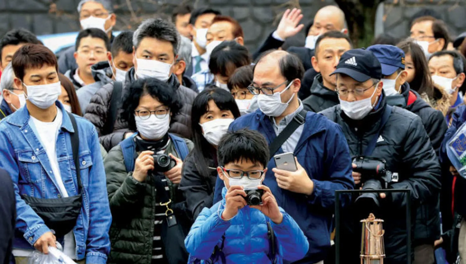 اليابانيون تجمهروا من أجل رؤية شعلة الأولمبياد (رويترز)