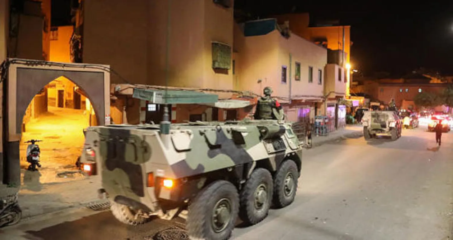 دوريات للجيش المغربي لضمان احترام إجراءات الحجز المنزلي في مراكش أمس (أ.ف.ب)