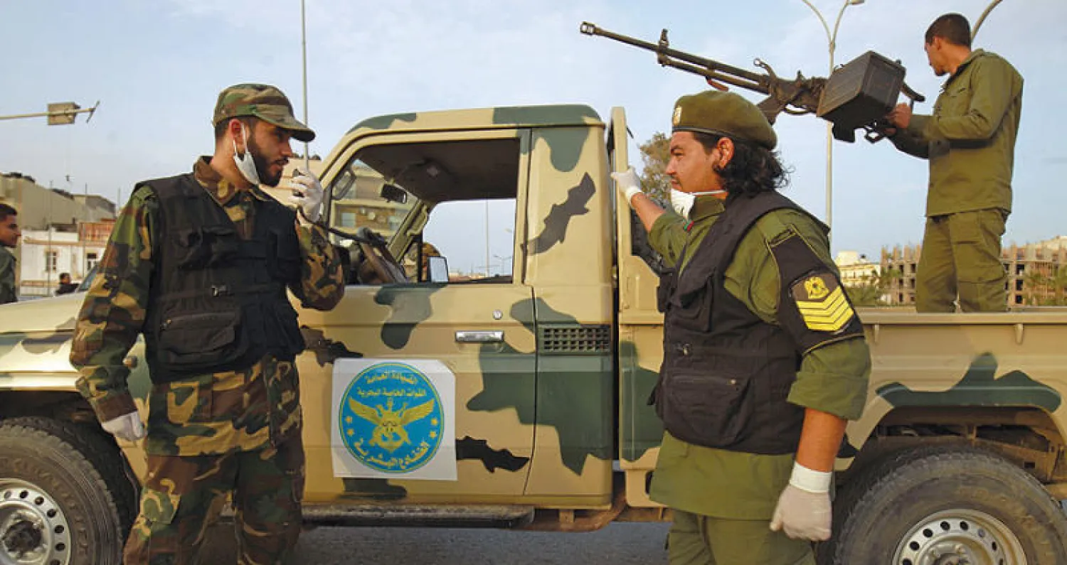 قوات تابعة لقائد الجيش الوطني الليبي خليفة حفتر في أحد شوارع مدينة بنغازي (أ.ف.ب)