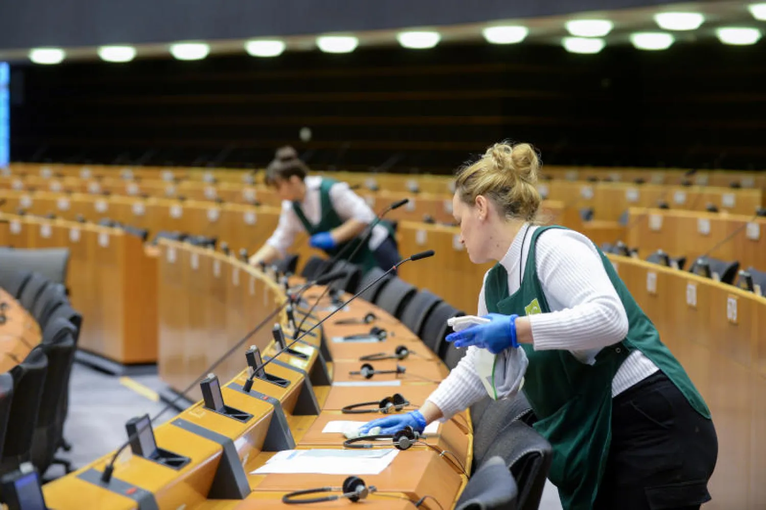 تطهير مبنى البرلمان الأوروبي في بروكسل (رويترز)