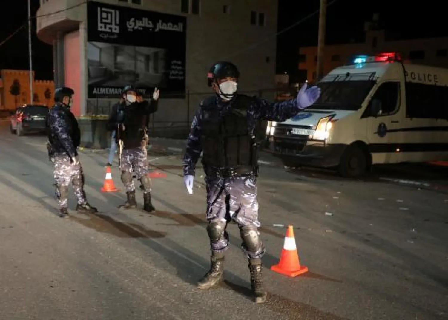 مدخل مدينة الخليل قبل الحجر الصحي الإلزامي الذي أعلنته السلطة الفلسطينية كجزء من الإجراءات ضد فيروس كورونا (ا.ف.ب)