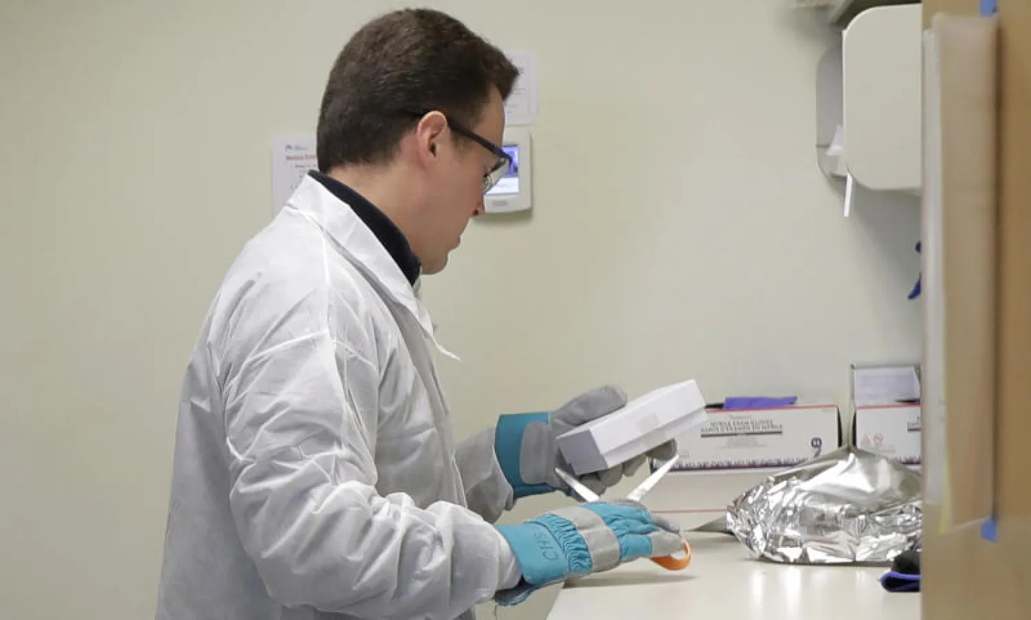 اختبار العلاجات المحتملة لفيروس «كورونا» سيشمل 3200 شخص (أ.ب)