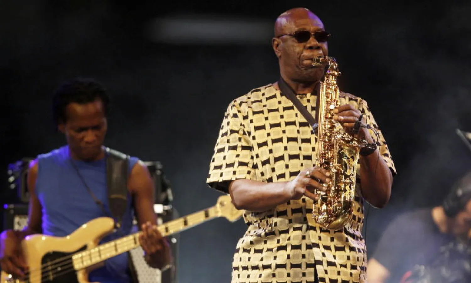 عازف الساكسوفون الكاميروني الشهير مانو ديبانغو (إ.ب.أ)