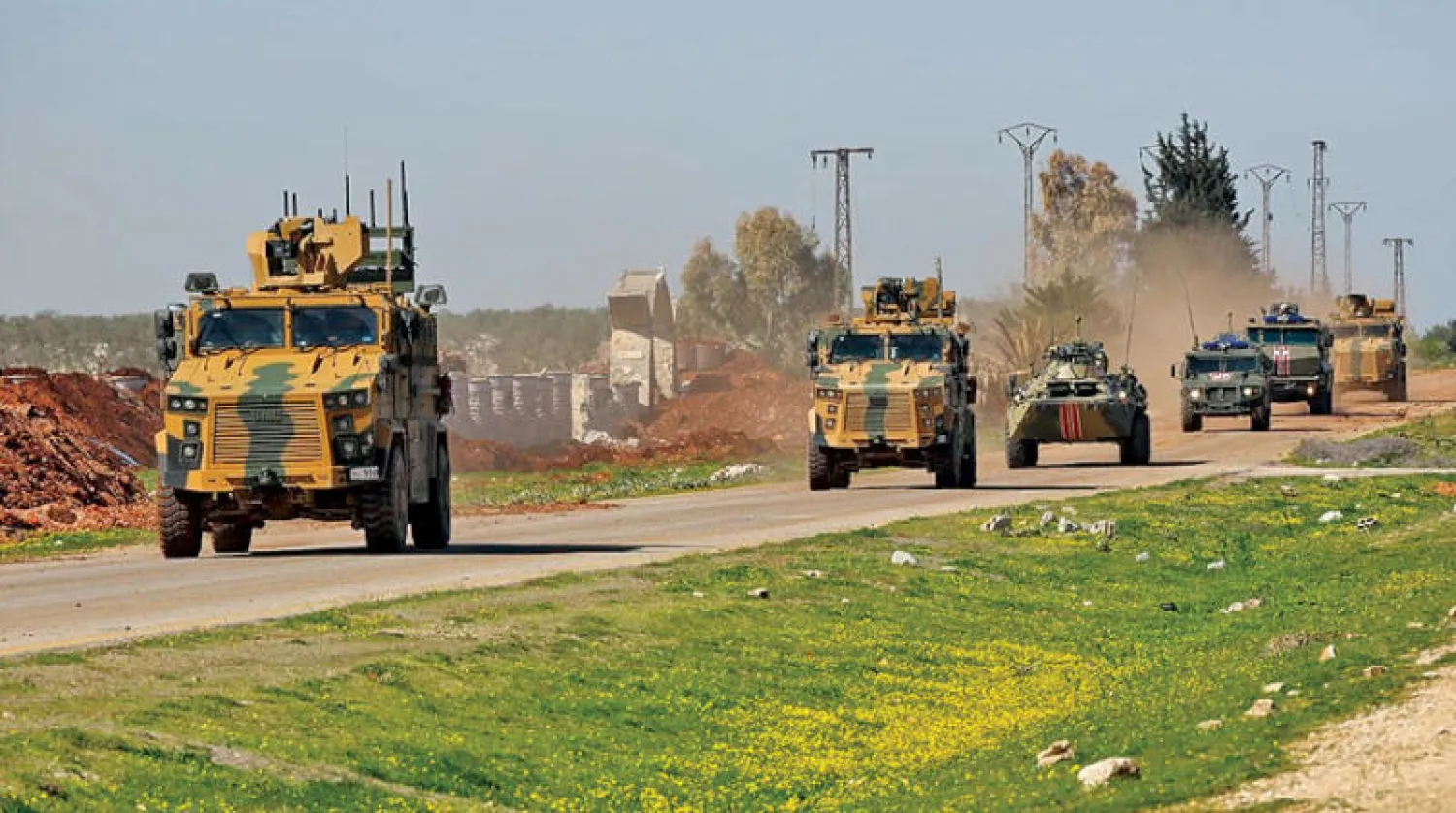 دورية روسية - تركية في إدلب أمس (مواقع تواصل اجتماعي)