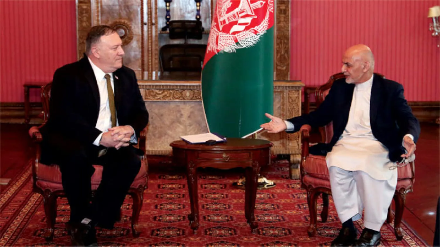 بومبيو خلال محادثاته مع غني ثم مع عبد الله في كابل أمس (أ.ب)