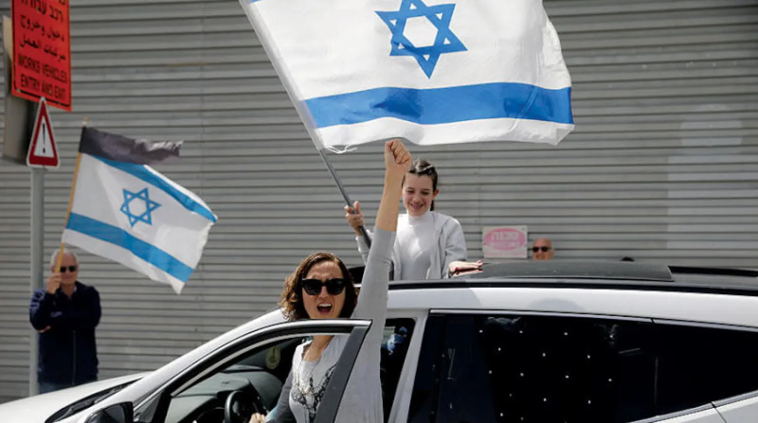 جانب من احتجاجات إسرائيلية أمس اعتراضاً على تعطيل أعمال الكنيست (أ.ب)