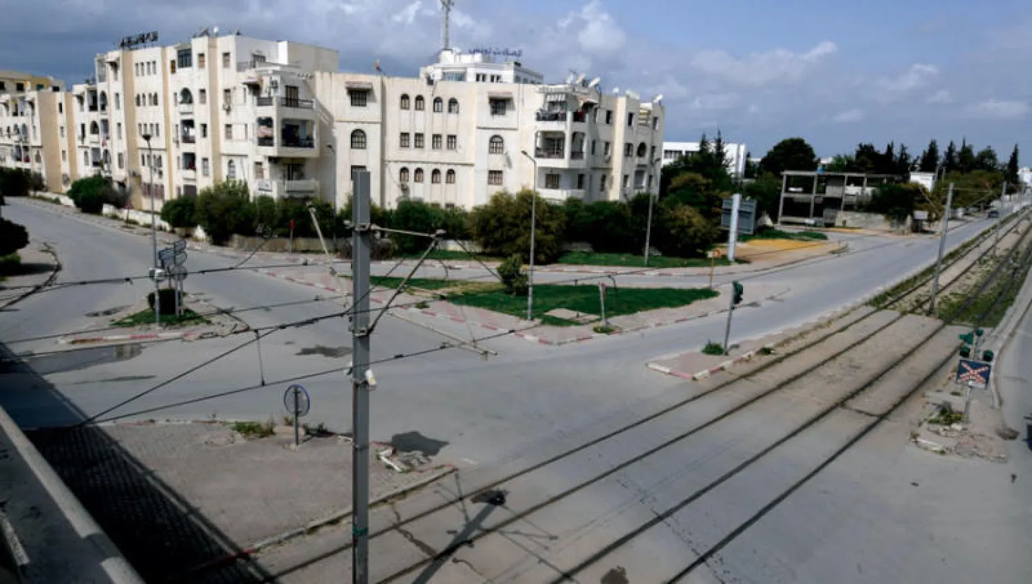 شوارع خالية وشلل شبه كامل في تونس نتيجة إجراءات مكافحة انتشار فيروس {كورونا} (أ.ف.ب)