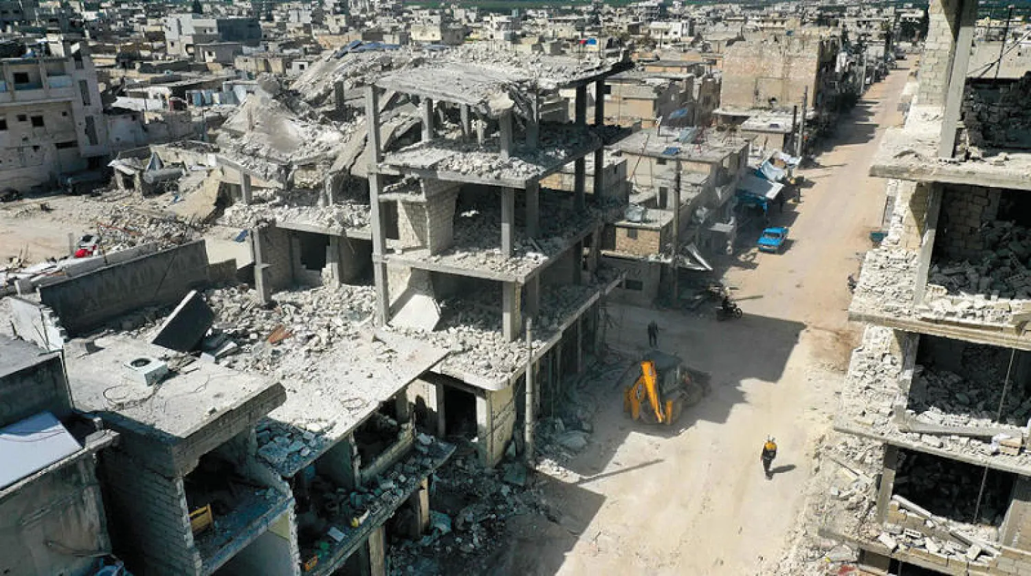 دمار في بلدة سرمين في ريف ادلب شمال غربي سوريا أمس (أ.ف.ب)