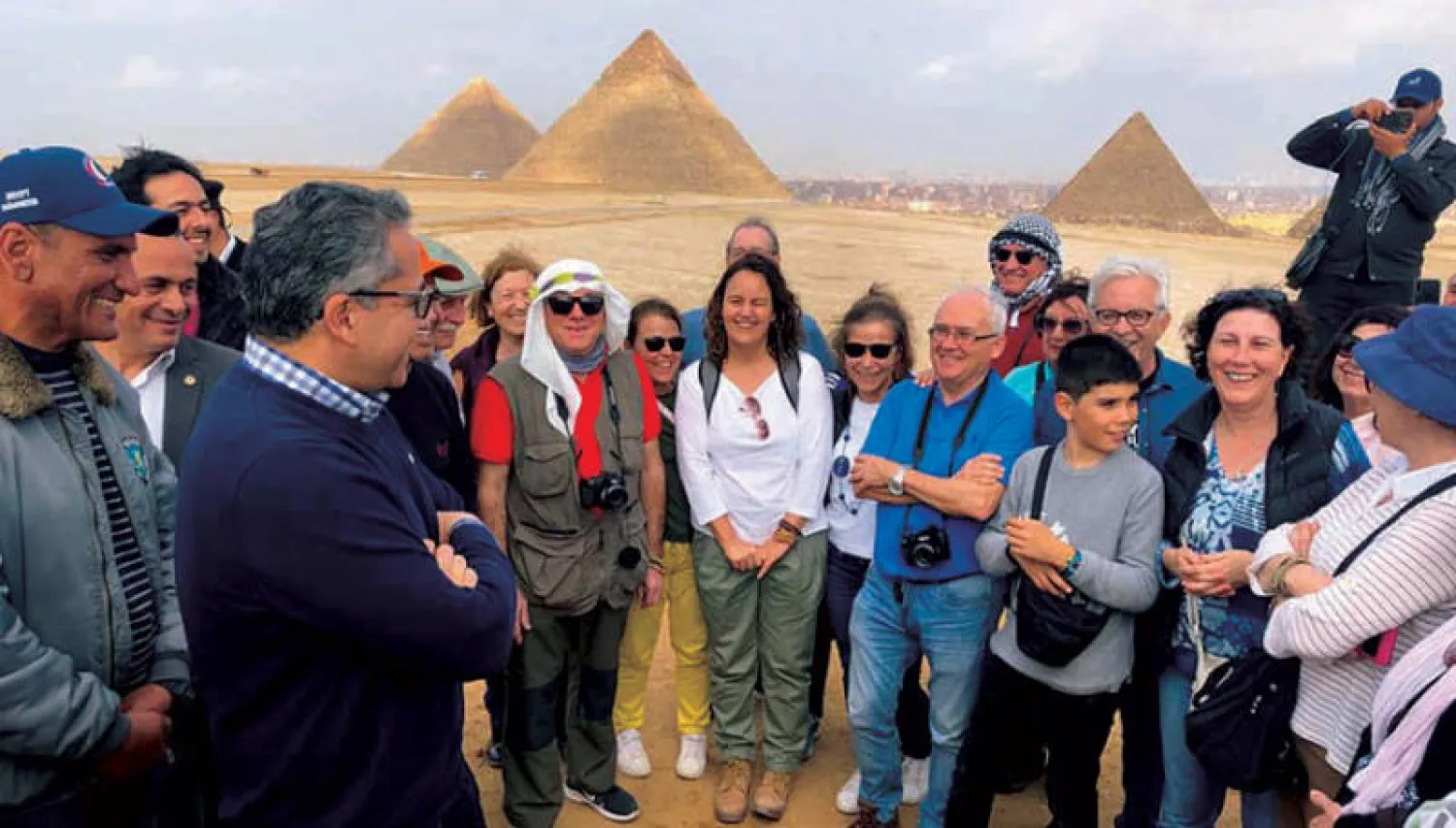 وزير السياحة والآثار المصري في لقطة جماعية مع عدد من السائحين
