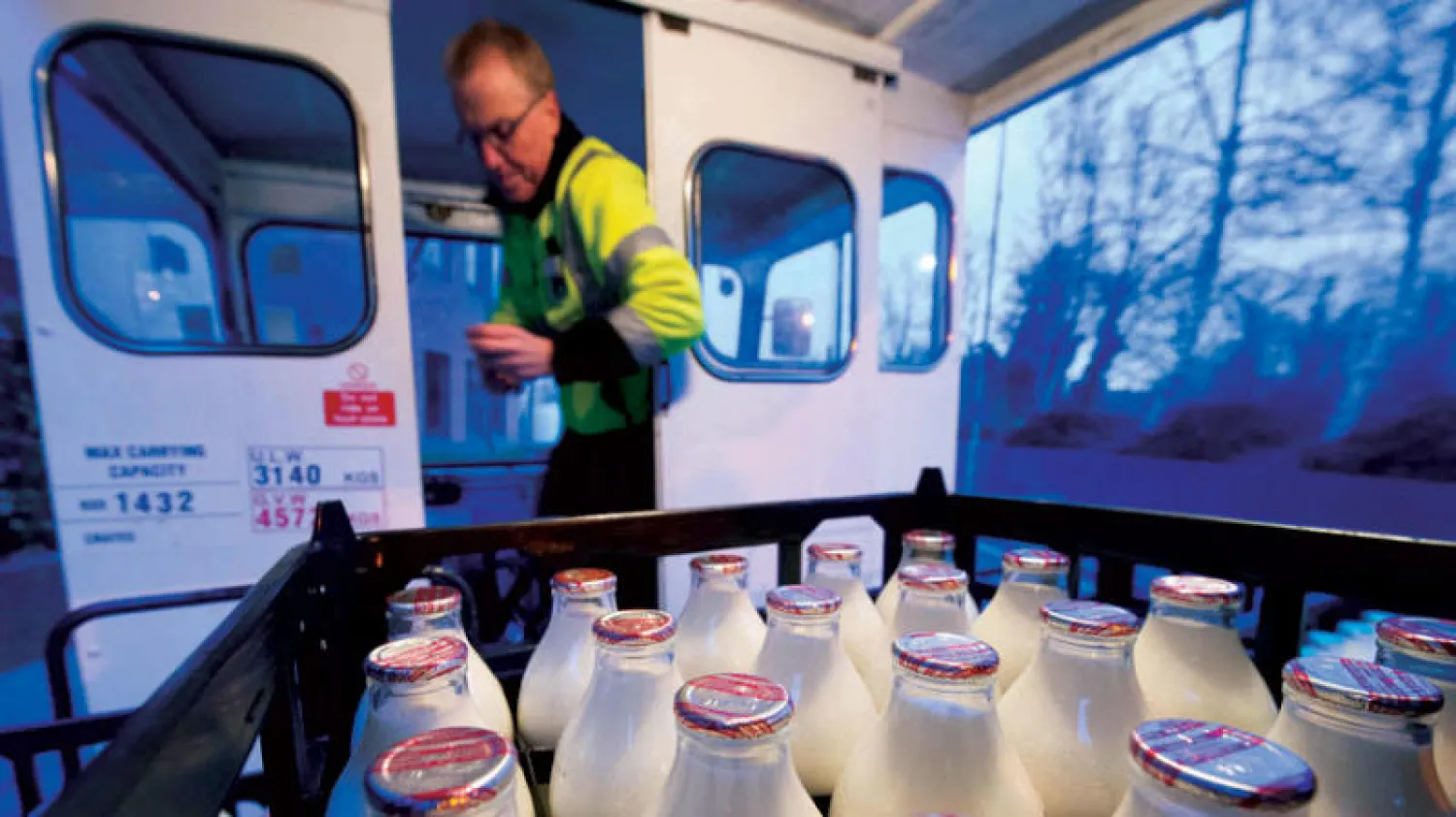 سائق يوزّع الحليب على منازل في بريطانيا (أ.ف.ب)