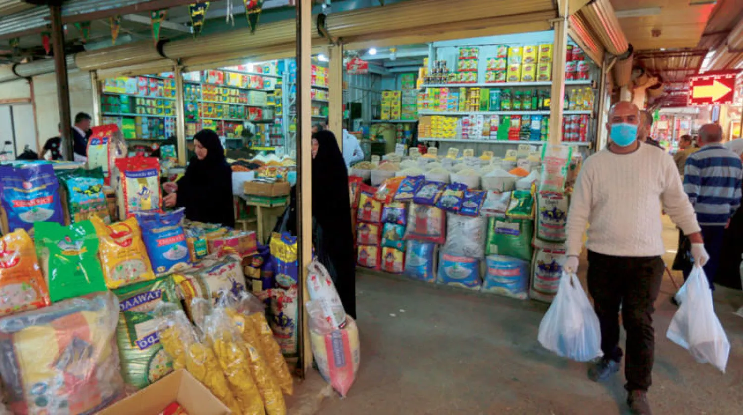 متسوقون في سوق شعبية ببغداد (أ.ب)