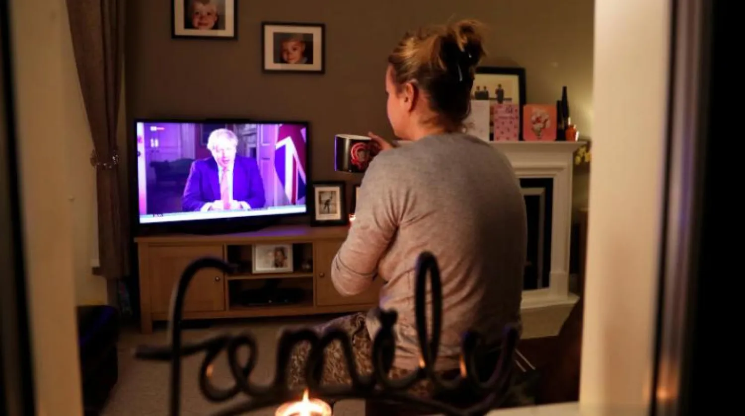 İngiliz kadın Başbakan Boris Johnson'ı  dinliyor (AFP)
