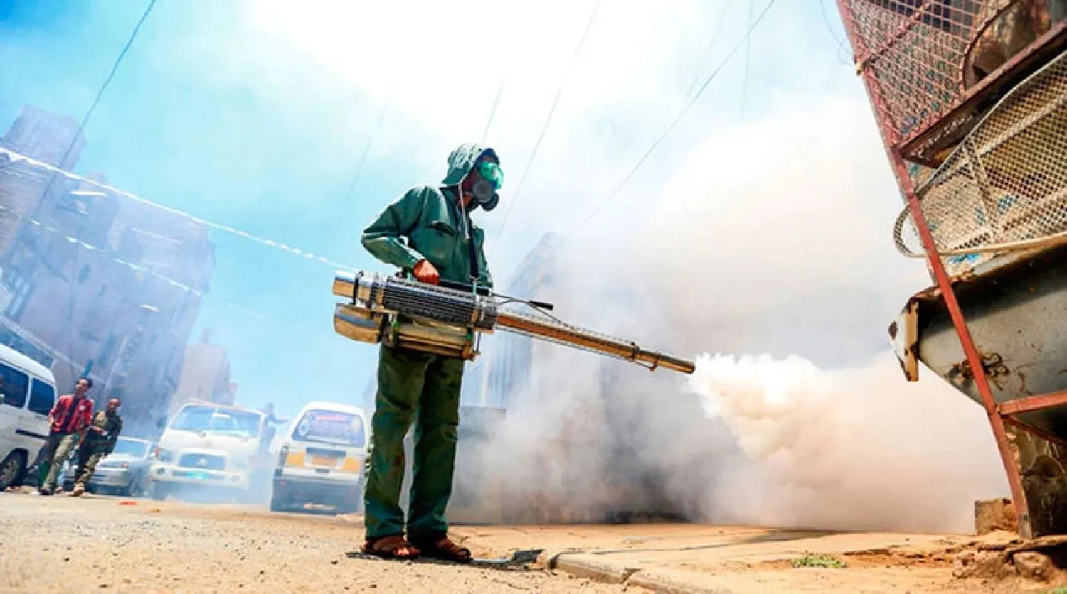 عامل بلدية يعقم الشوارع في صنعاء. (أ.ف.ب)