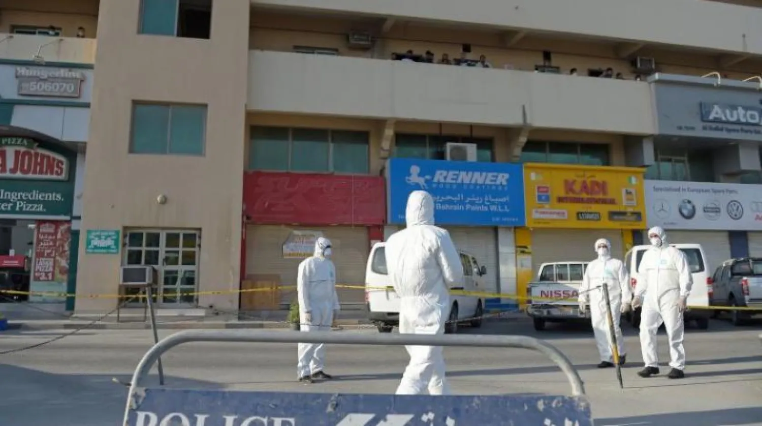 Koruyucu elbise giyen Bahreyn polisi. (AFP)