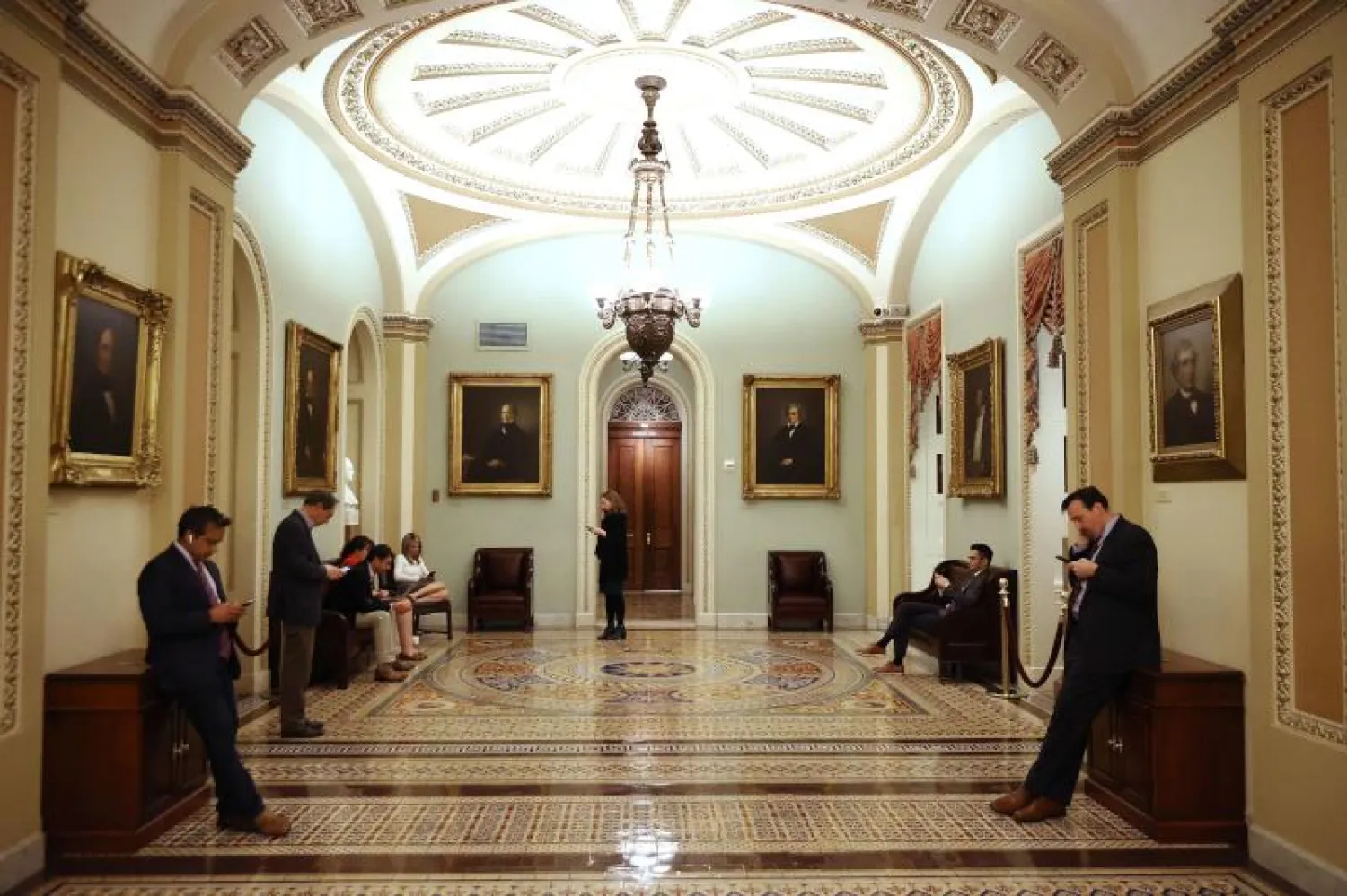 صحافيون ينتظرون في أحد أروقة مجلس الشيوخ الأميركي في انتظار صدور قرار الاتفاق (أ.ف.ب)