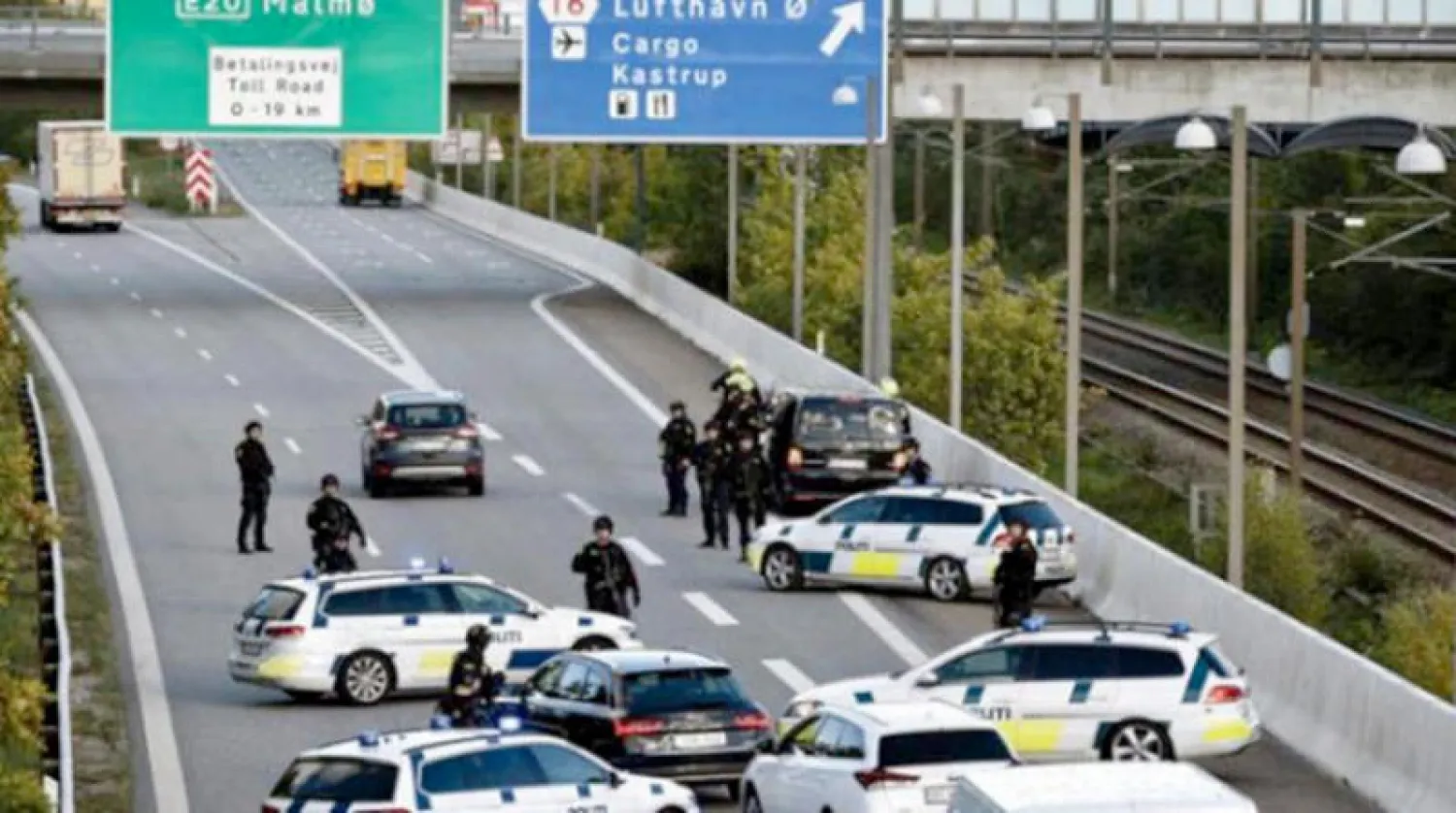 سيارات للشرطة الدنماركية خلال عملية أمنية على جسر قرب كوبنهاغن في 28 سبتمبر 2018 (إ.ب.أ)