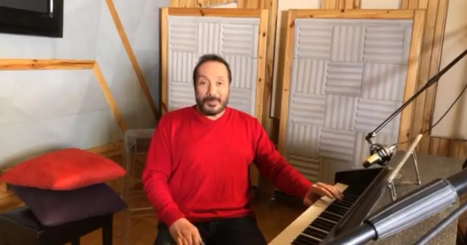 المطرب المصري علي الحجار خلال إعلان حفله عبر الإنترنت (فيسبوك)