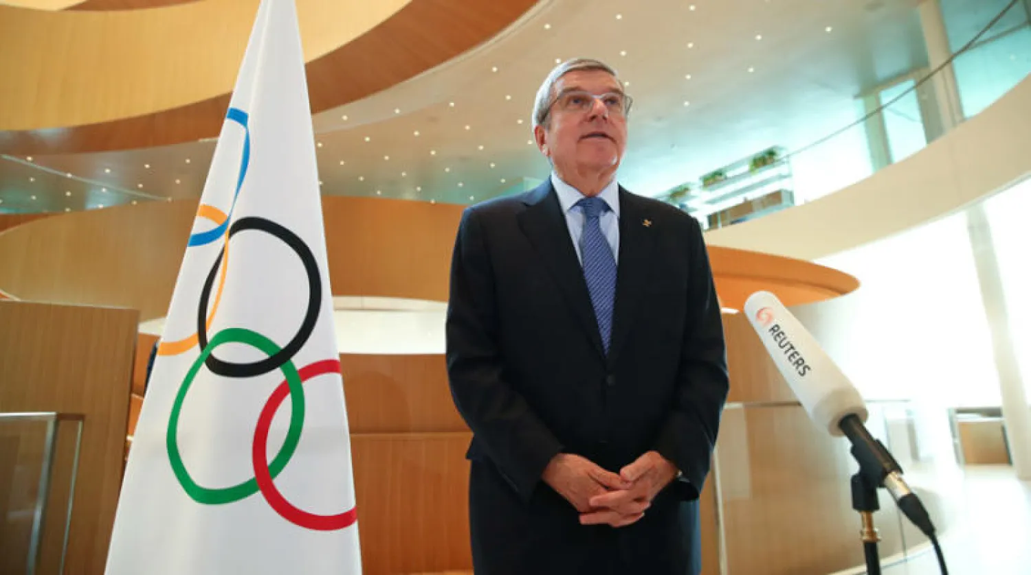 توماس باخ رئيس اللجنة الأولمبية الدولية خلال مؤتمره الصحافي أمس عبر الدوائر المغلقة (أ.ب)