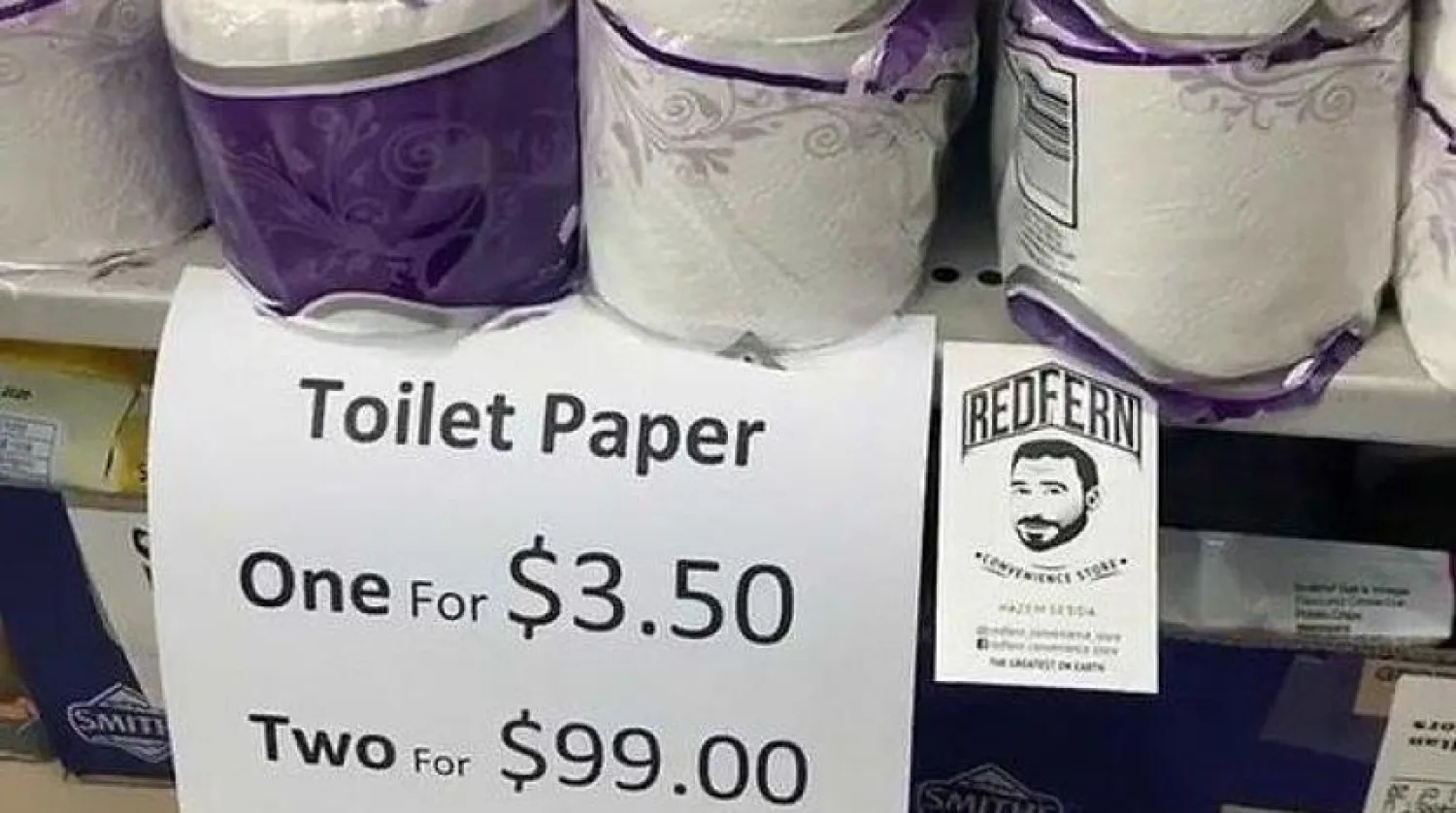 Bir dükkanda bir rolü tuvalet kağıdının 3.50 iki rulonun ise fiyatının 99 Avustralya doları olduğu görülüyor (Daily Mail)