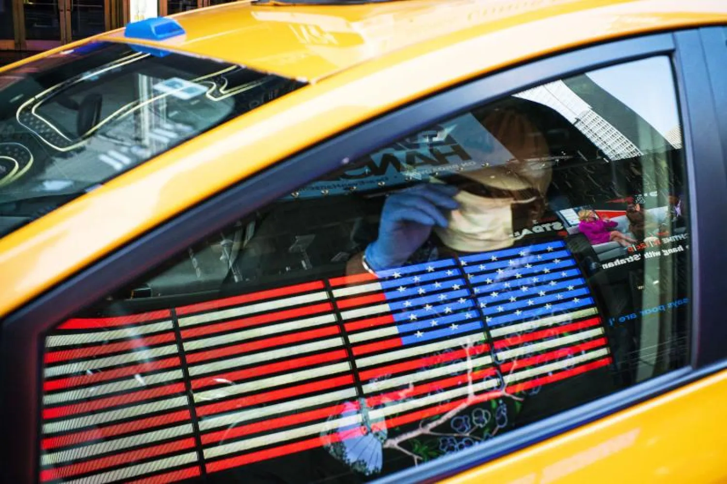 سائق تاكسي في نيويورك يضع كمامة (أ.ف.ب)