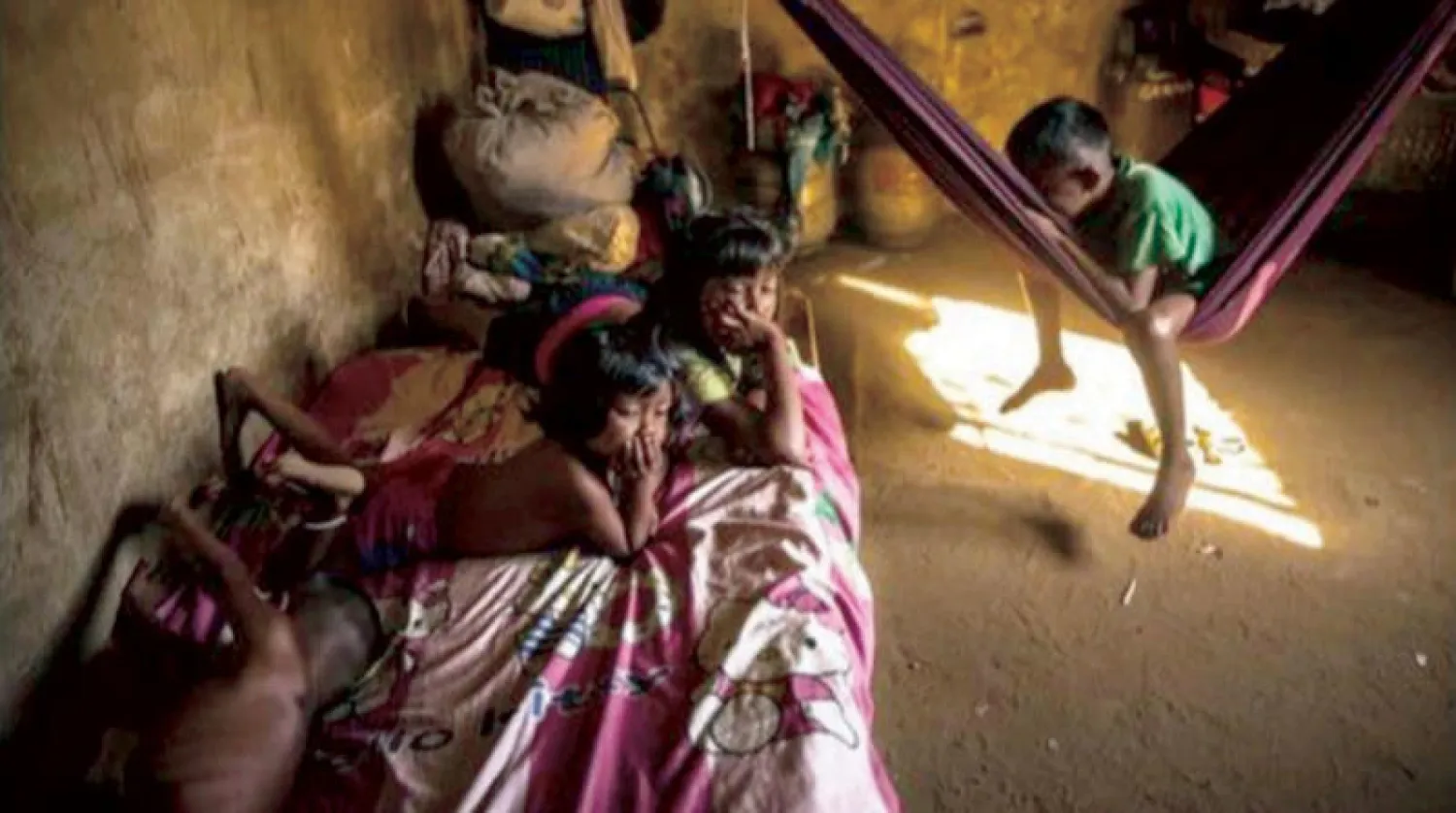 ينتقل الأطفال من الجد إلى العم إلى الجار حتى يجدوا أنفسهم وحيدين في نهاية المطاف (نيويورك تايمز)