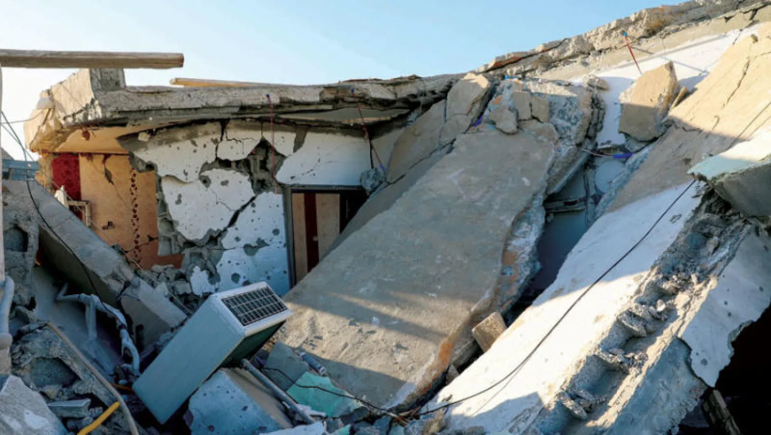 جانب من الدمار الذي خلفه قصف أحد الأحياء السكنية في منطقة أبو سليم جنوب طرابلس (رويترز)