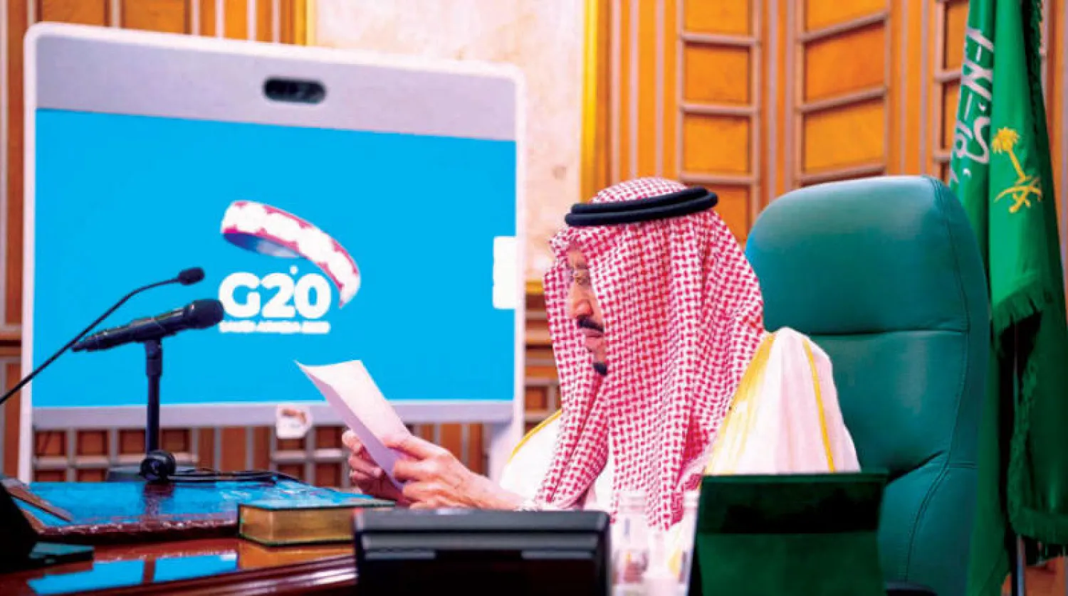 الملك سلمان يلقي كلمته من الرياض خلال القمة الافتراضية لـ«مجموعة العشرين» أمس (إ.ب.أ)