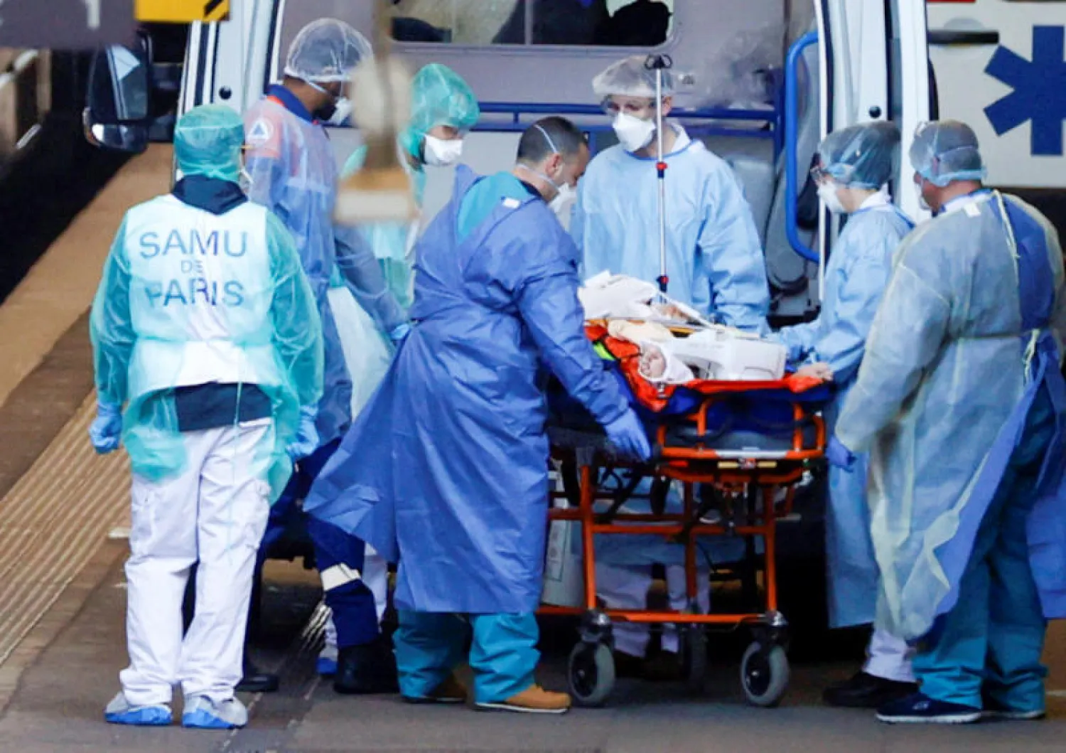 فريق طبي ينقل مريضاً مصاباً بـ«كورونا» لتلقي العلاج في فرنسا (رويترز)