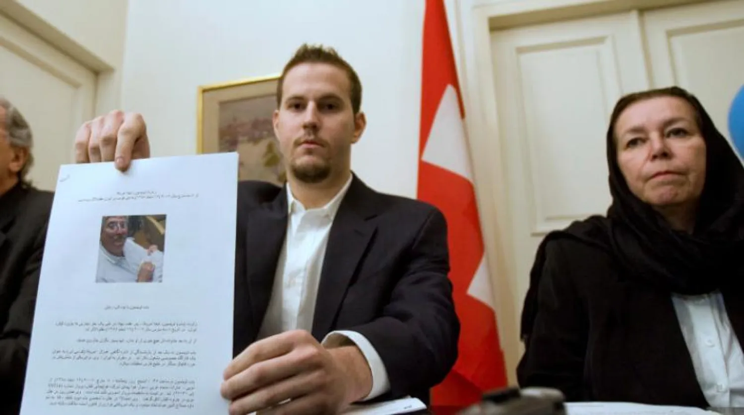 Bob Levinson’ın eşi Christine, oğlu Daniel basın toplantısı gerçekleştirirken (Reuters)