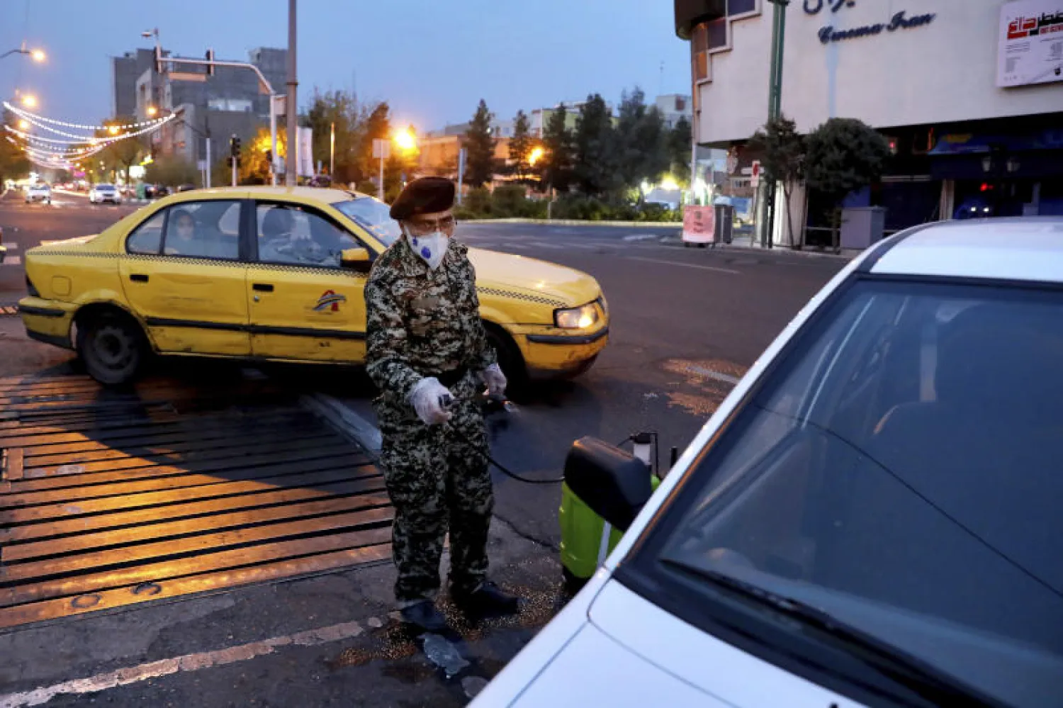 عضو من الحرس الثوري يتابع إجراءات الإغلاق في طهران (أ.ب)