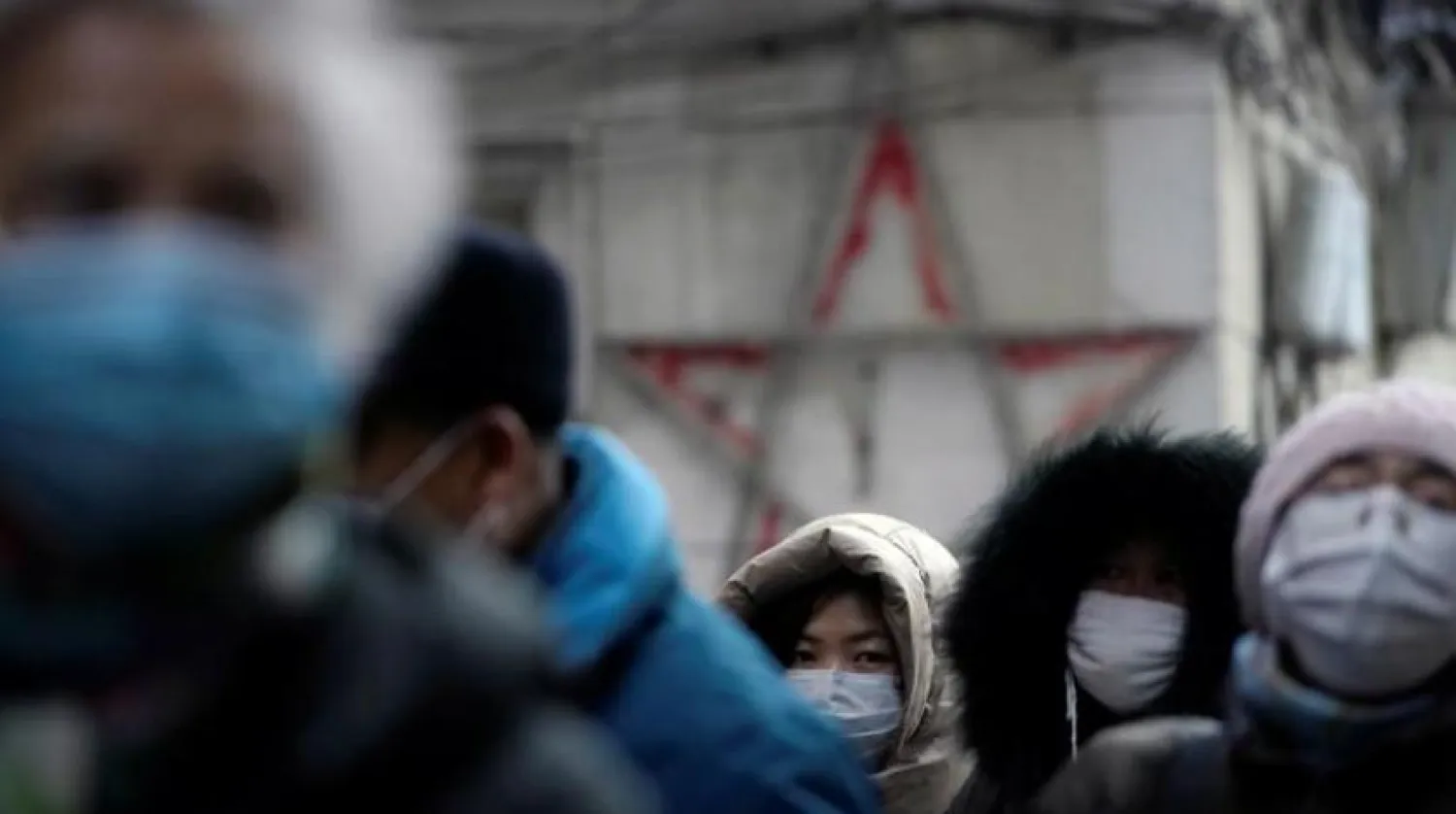 Avrupa'da virüsten korunmak için maske takan insanlar (Reuters)