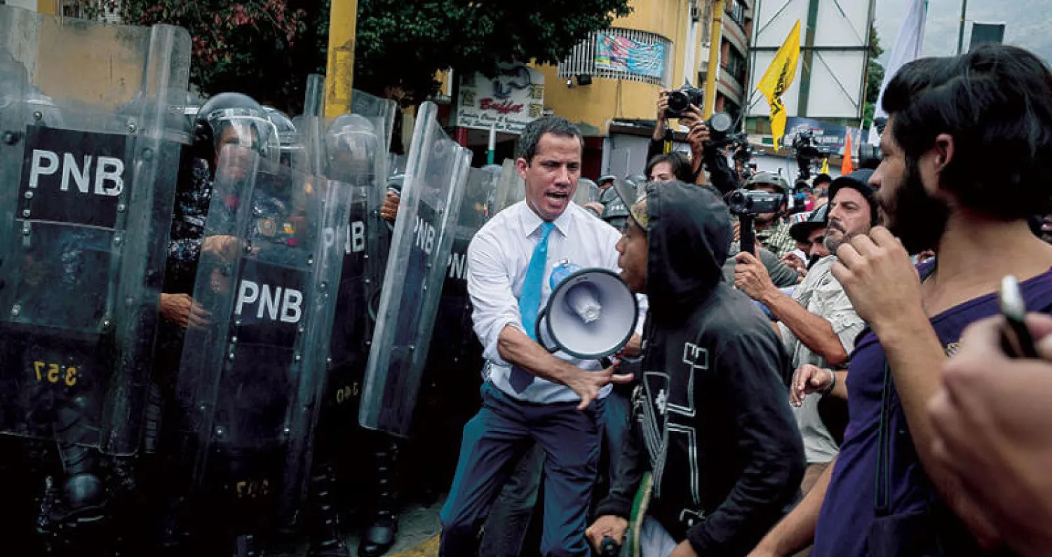 زعيم المعارضة غوايدو مع المحتجين خلال المظاهرات ضد النظام (إ.ب.أ)