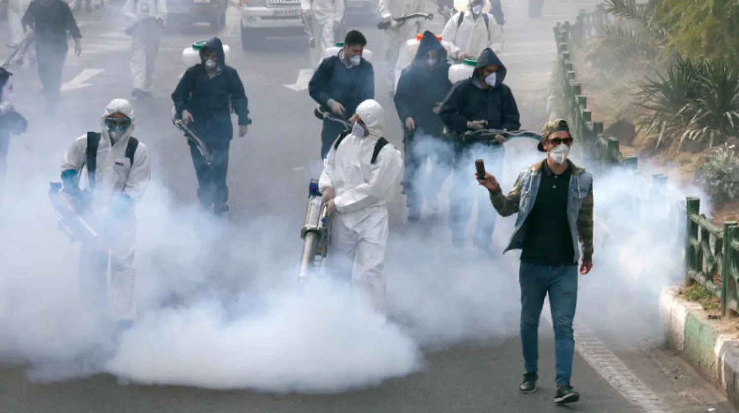 تعقيم أحد شوارع طهران (أ.ب)