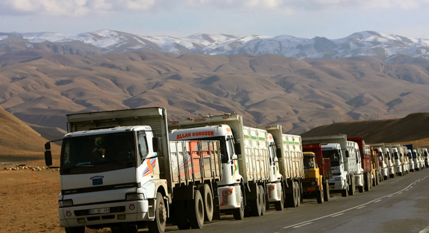 Hundreds of trucks bringing in diesel from Iran line up on a road as they head to the eastern province of Van in Turkey, Nov. 30, 2005 (REUTERS/Fatih Saribas)