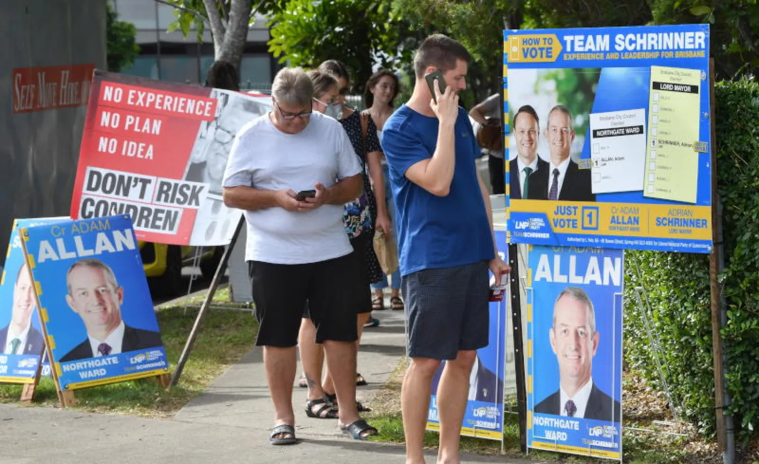 ناخبون يصطفون بانتظار الإدلاء بأصواتهم في انتخابات محلية بمدينة بريسبن الأسترالية (إ.ب.أ)