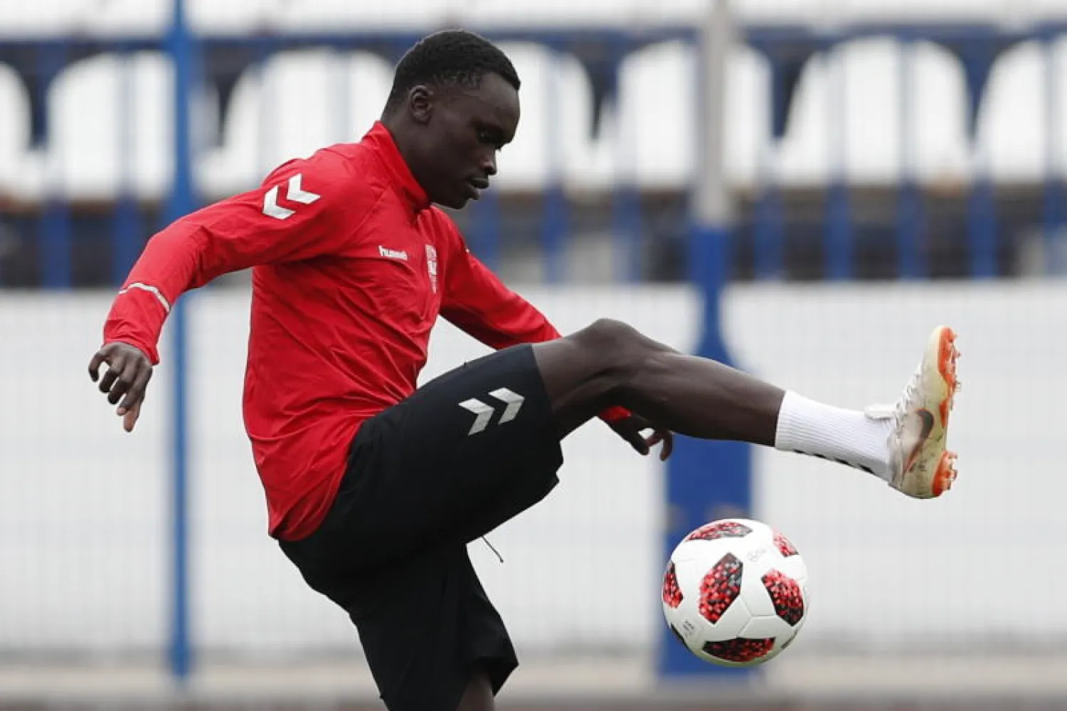 اللاعب الدنماركي بيوني سيستو أثناء حصة تدريبية في روسيا (إ.ب.أ)