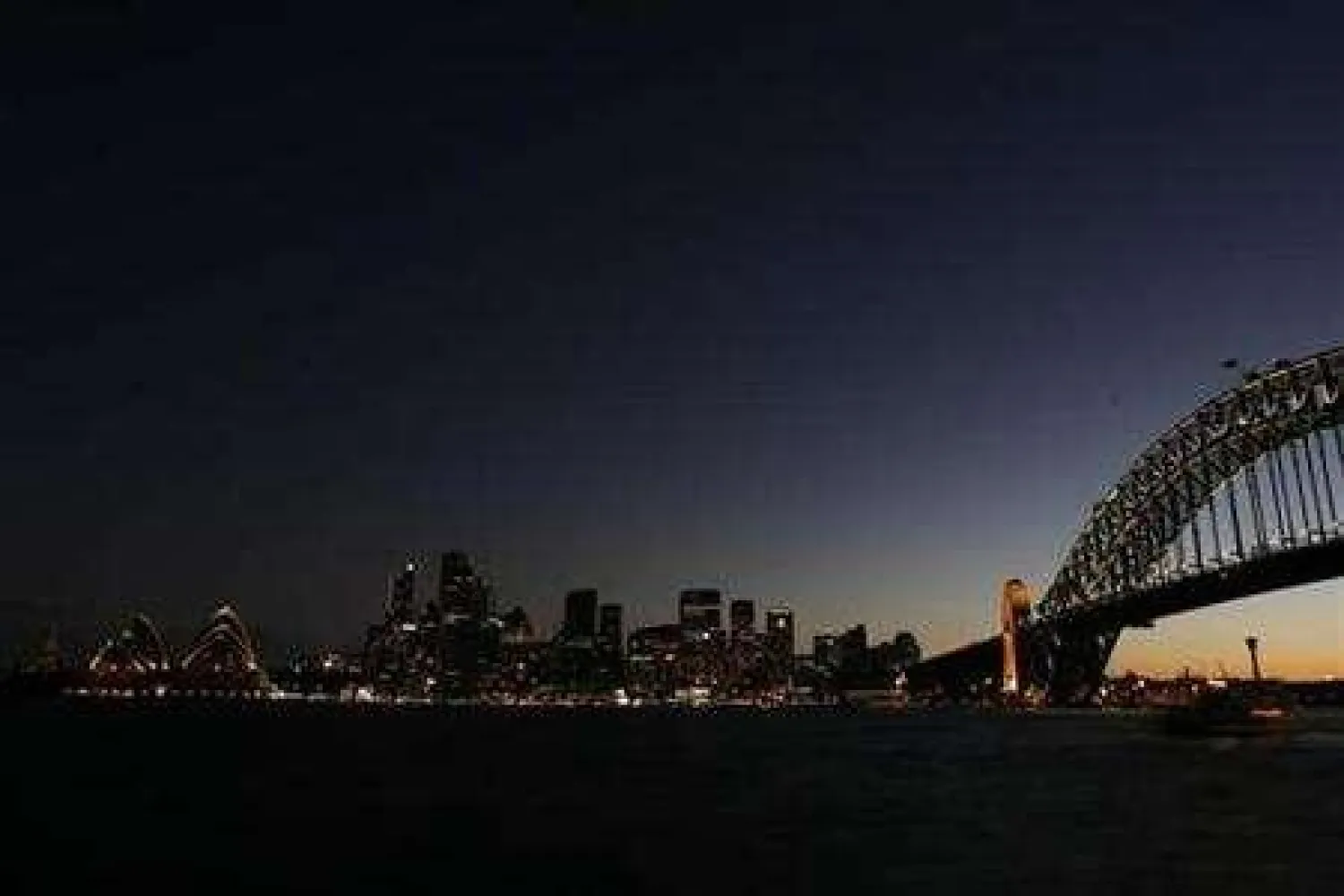 مدينة سيدني بلا أنوار خلال مشاركتها بفعالية ساعة الأرض عام 2007 (أرشيف - رويترز)