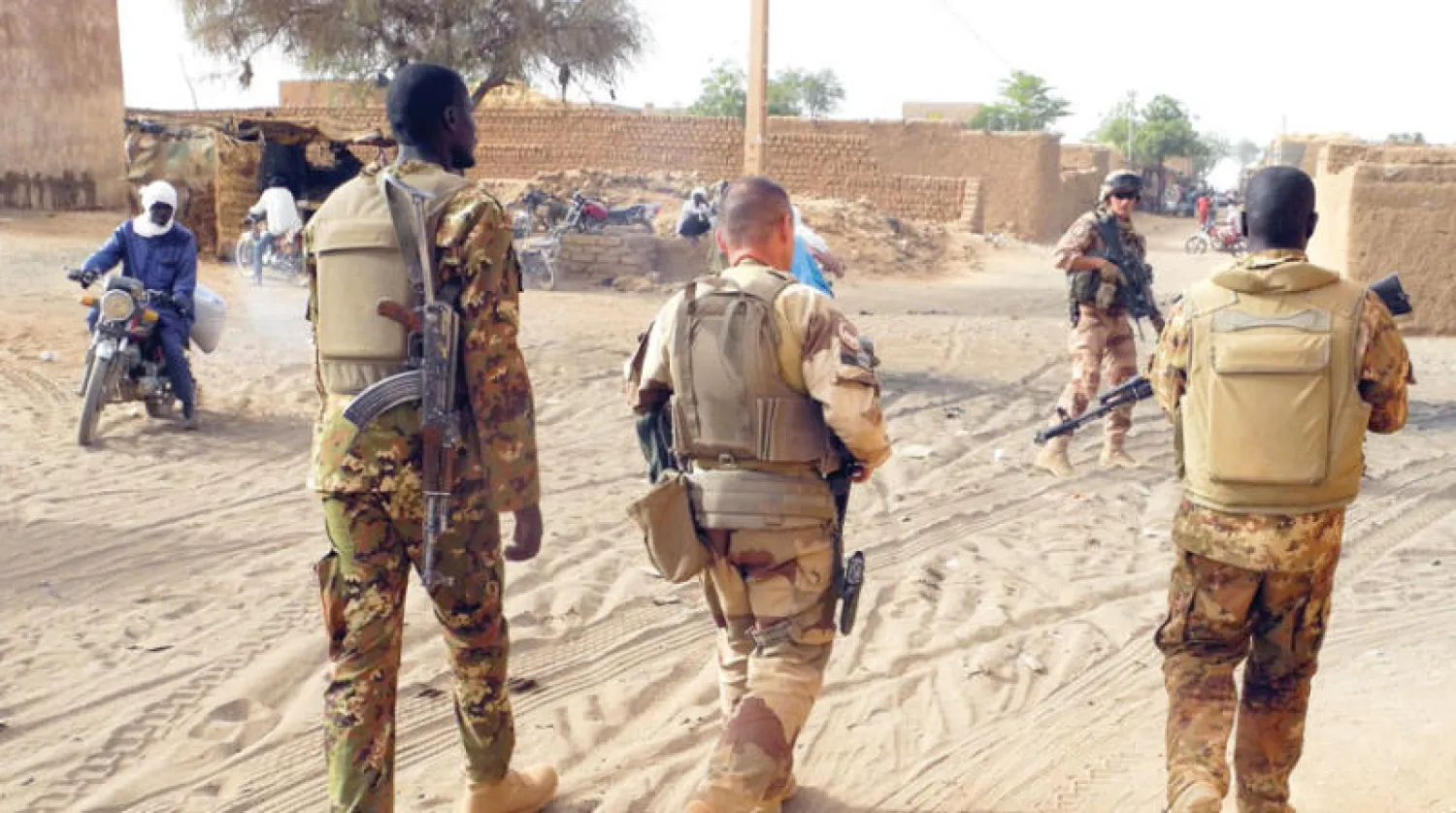 جنود من قوة «برخان} الفرنسية والجيش المالي يقومون بدورية بعد عملية على حدود مالي والنيجر العام الماضي (أ.ف.ب)