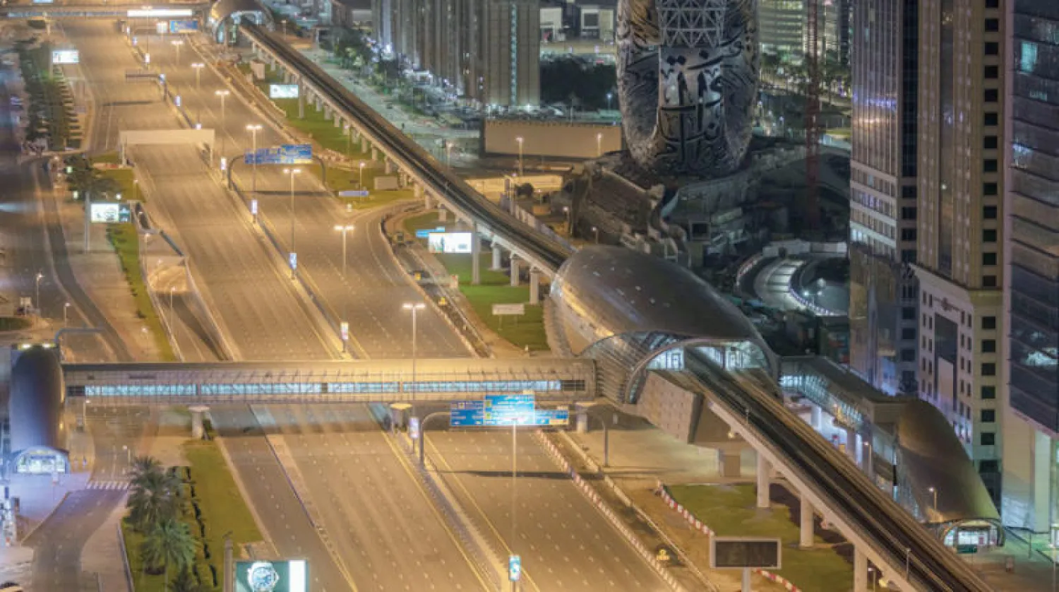 أحد شوارع دبي مساء أمس (رويترز)