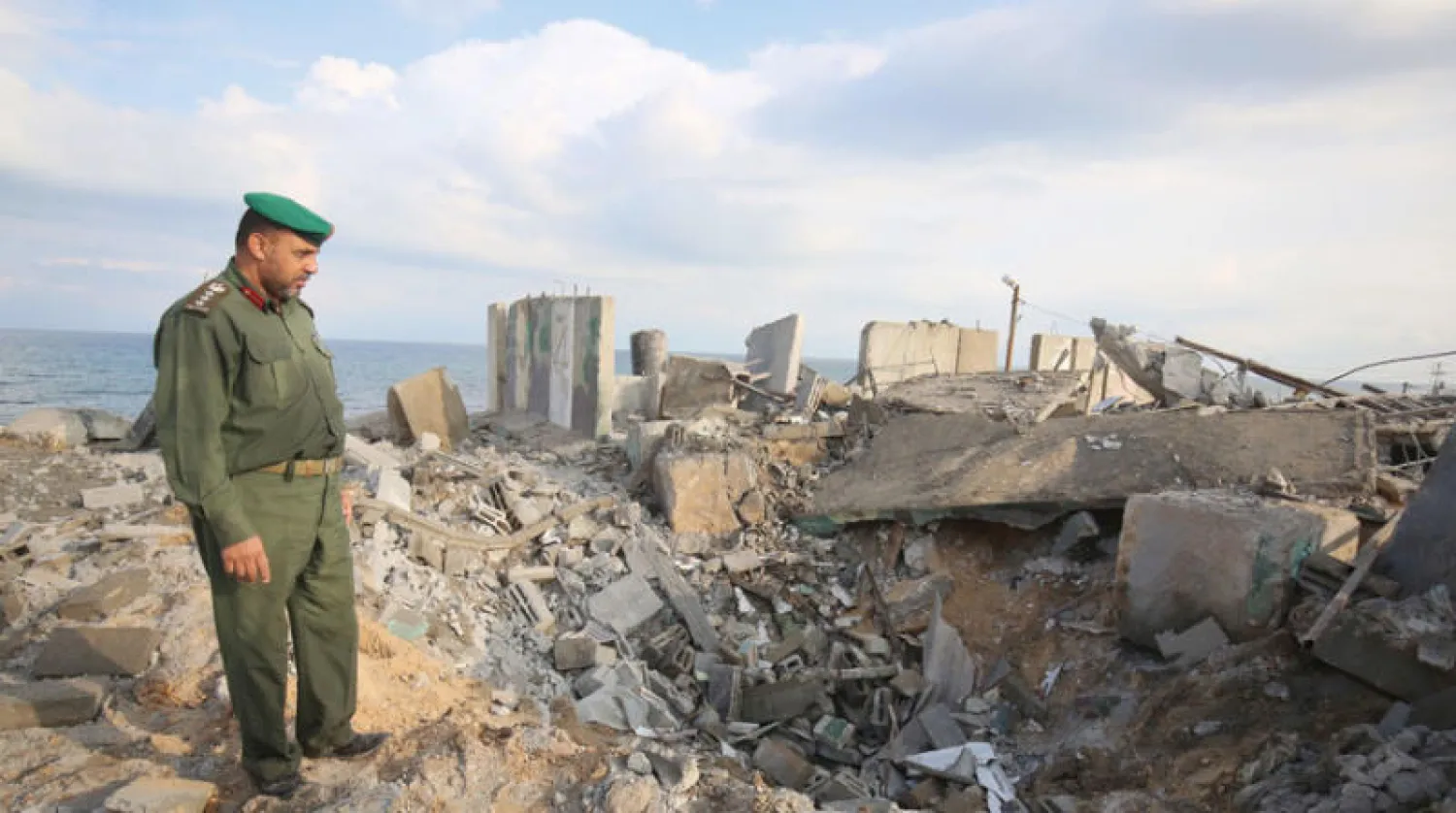 عنصر أمن فلسطيني يتفحص أنقاض غارة إسرائيلية سابقة في رفح (أ.ف.ب)