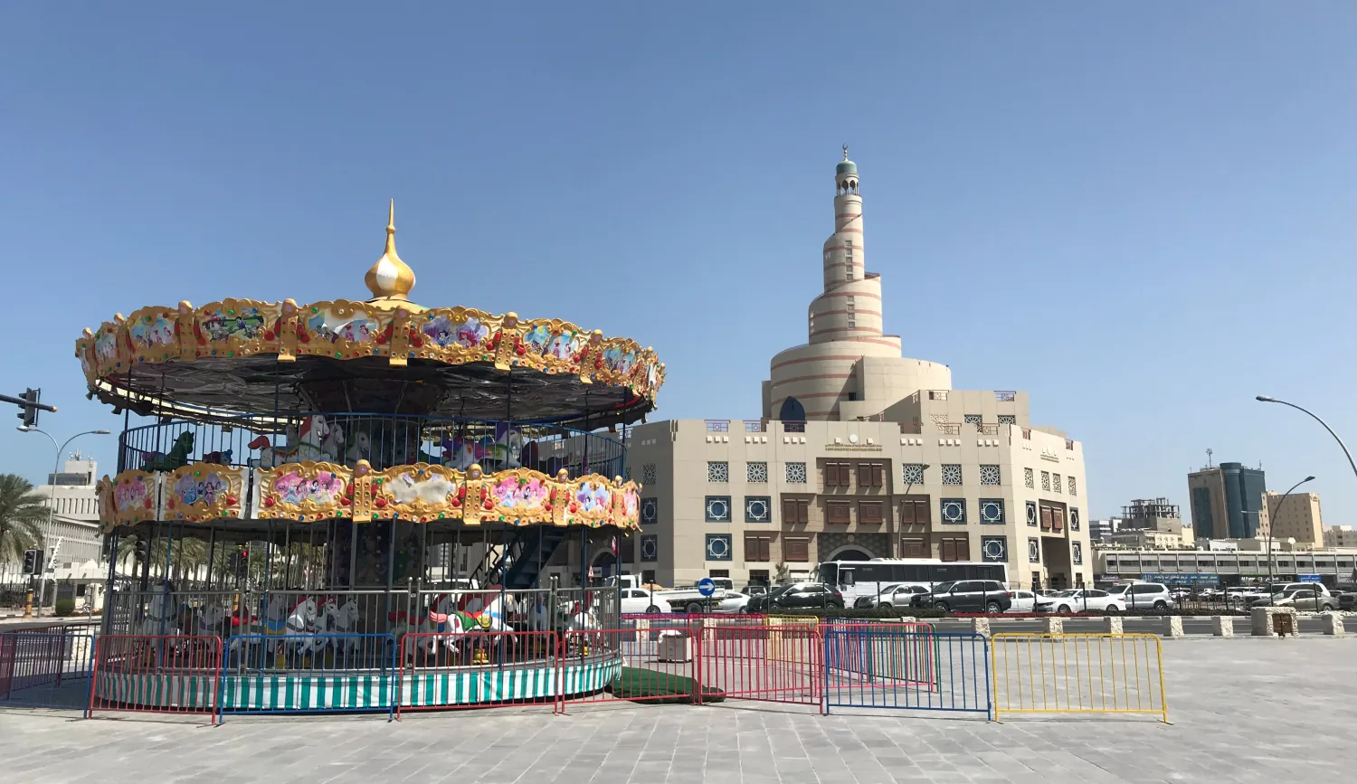 منطقة ألعاب أطفال مهجورة في الدوحة مع انتشار كورونا (رويترز)