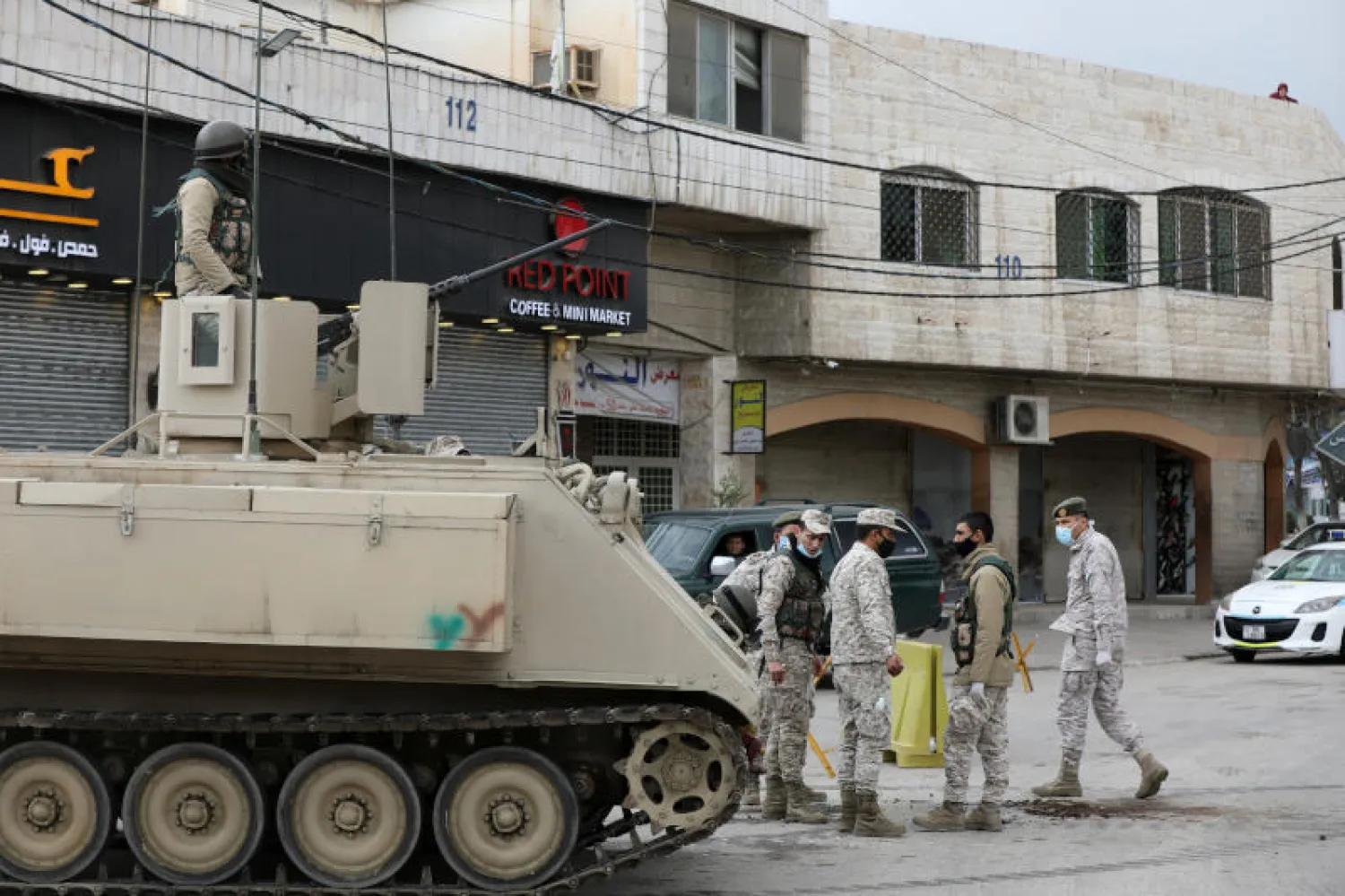 عناصر من الجيش الأردني في نقطة تفتيش شمال محافظة إربد (رويترز)