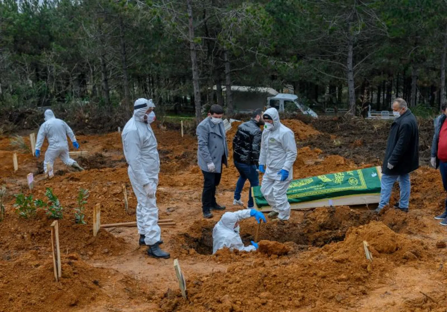 دفن أحد ضحايا «كورونا» في إسطنبول (أ.ف.ب)