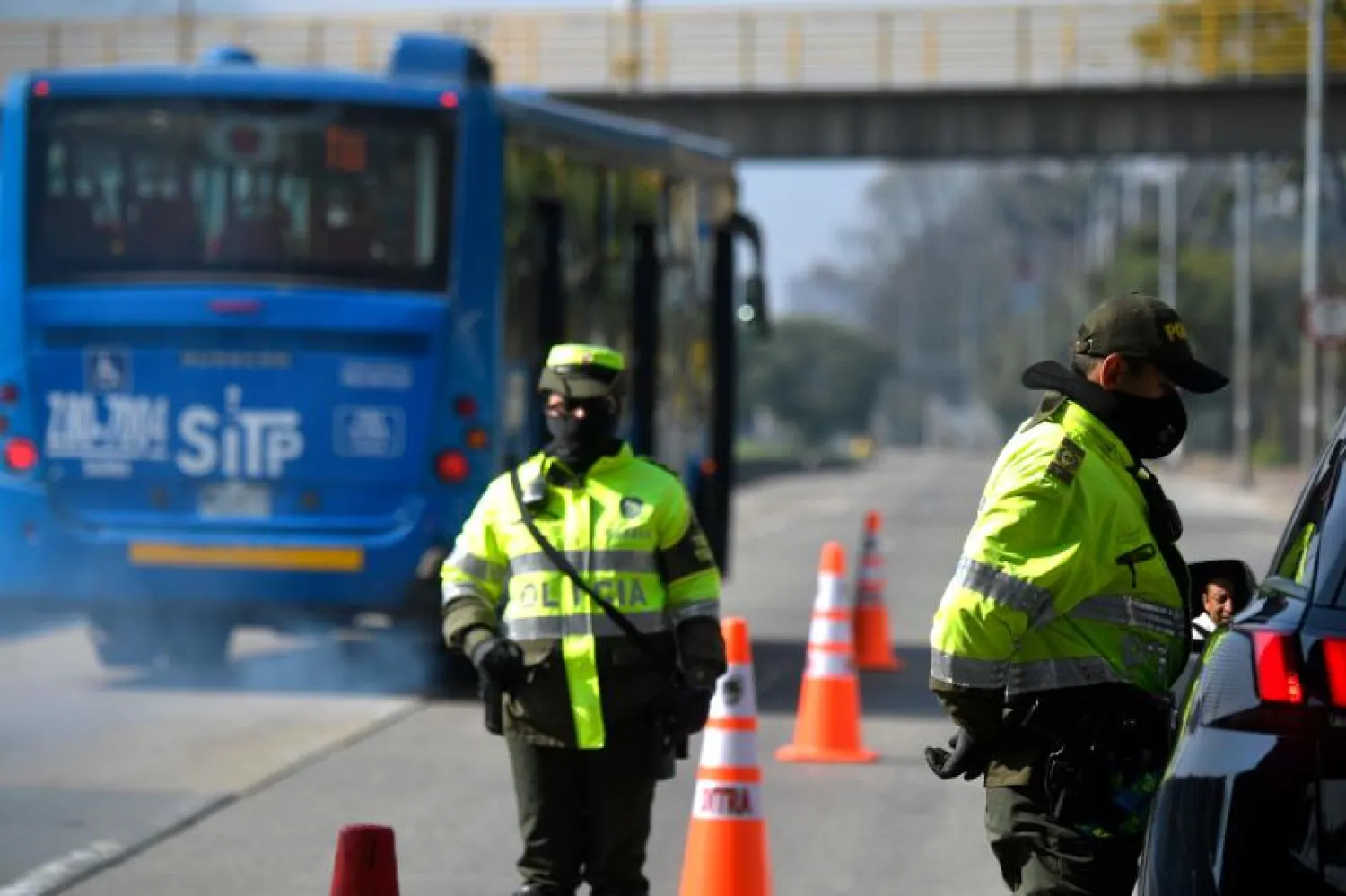 ضباط شرطة يرتدون أقنعة واقية في بوغوتا (أ.ف.ب)