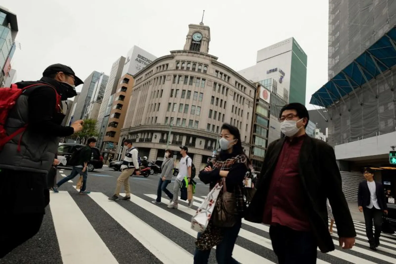 المتاجر الكبرى في طوكيو تعمل بشكل عادي رغم مطالبة السكان بالبقاء في المنزل (أ.ف.ب)