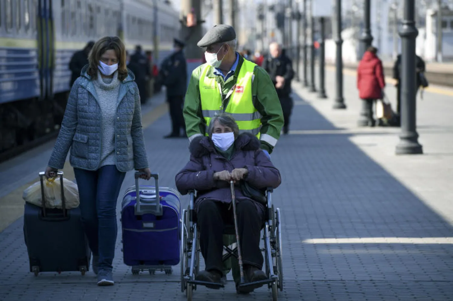 في محطة للقطارات في موسكو (أ.ب)