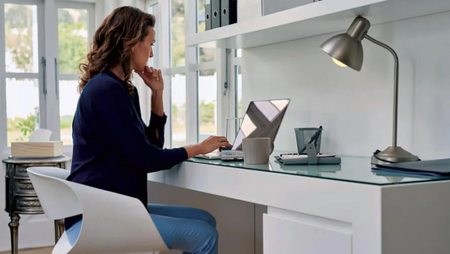 من ضرورات العمل المنزلي وجود أحدث أجهزة وبرامج الكومبيوتر والاتصالات التي يعتمد عليها